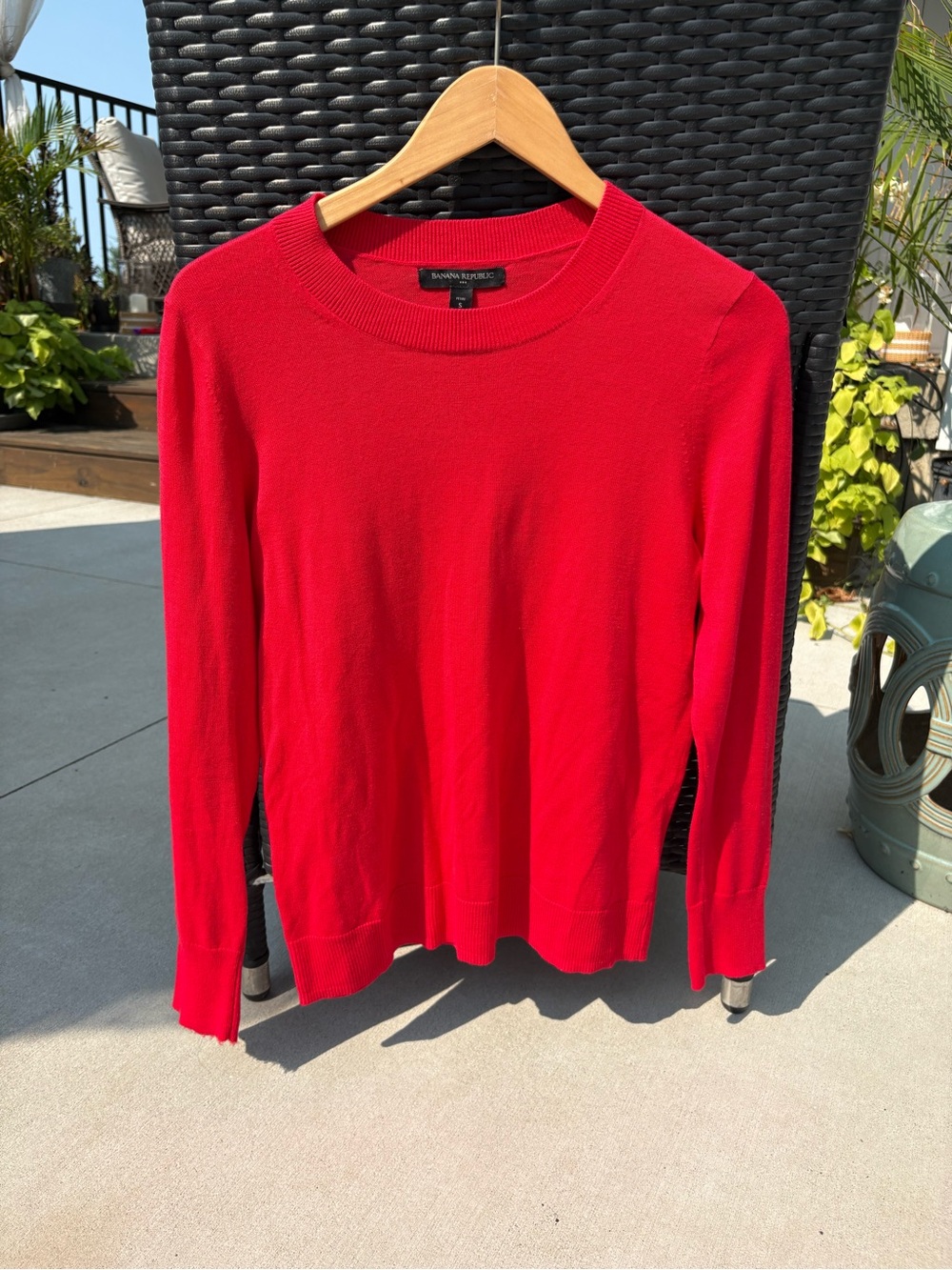 Women’s Banana Republic lightweight Vibrant Red Crewneck Sweater in size SP